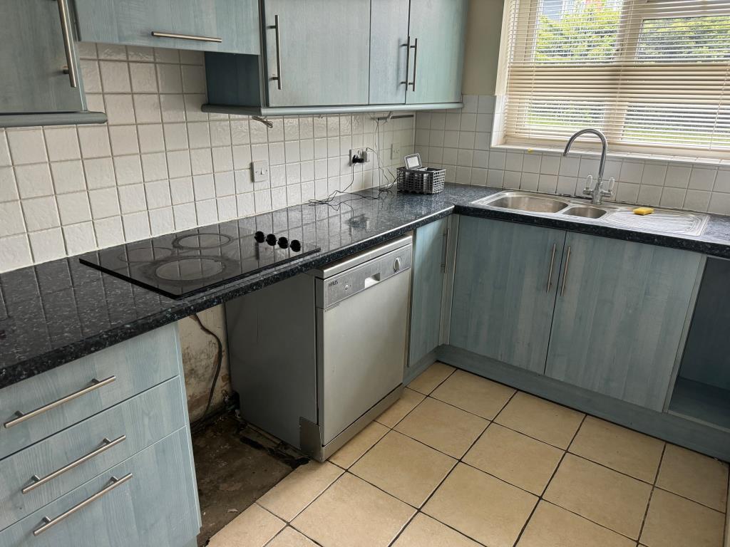 Lot: 32 - TWO-BEDROOM GROUND FLOOR FLAT WITH GARAGE - Kitchen